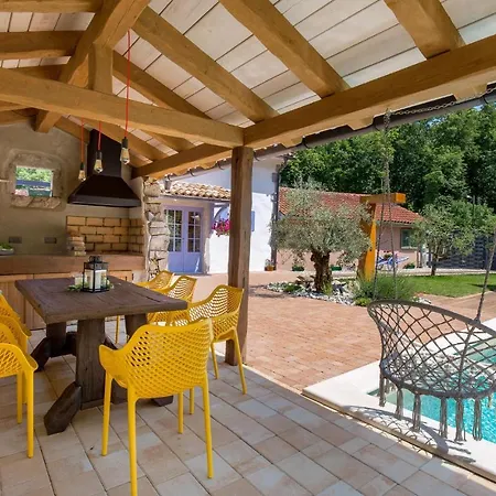 Holiday home Amazing In With Kitchen Mucici